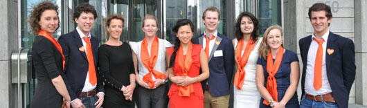 Van links naar rechts: Chantal Duin, Koen Smits, Geraline Leusink (bestuurslid Vereniging VvAA), Simone van den Bosch, Vivian Wu, Wouter Slivis, Merve Ulubas, Marjolein Vrencken en Milan Baars.