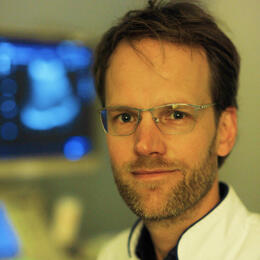 Fiek van Tilborg is radioloog in het Elisabeth-TweeSteden Ziekenhuis Tilburg en als voorzitter van de NVvR-werkgroep echografie betrokken bij kwaliteitsvraagstukken echografie.